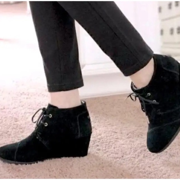 Toms Shoes - Toms Desert Wedge Black Suede Ankle Booties Lace Up Size 9